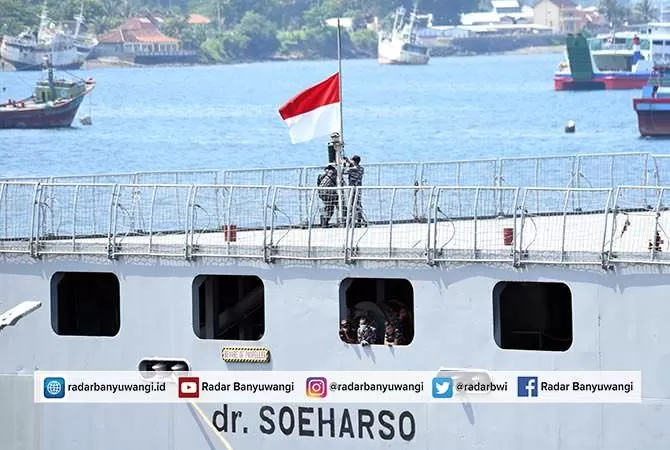 Bendera Setengah Tiang Berkibar Di KRI Soeharso - Radar Banyuwangi