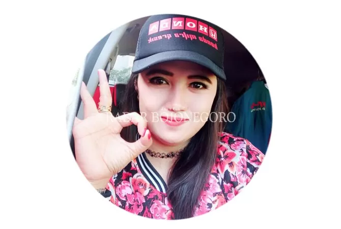 Gadis Cantik Asal Lamongan Ini Gemari Mobil Sport Radar Bojonegoro