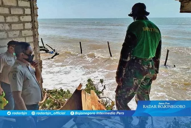 Ombak Besar Jebol Tembok Warga Pesisir - Radar Bojonegoro