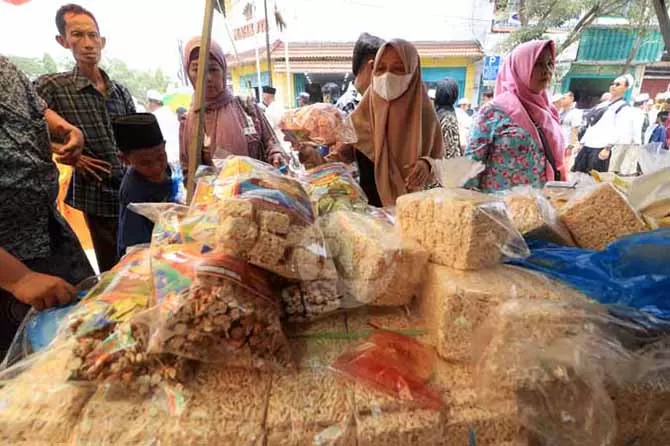 Mereka Yang Ngalap Berkah Dan Cari Rezeki Di Haul KH Abdul Hamid Ke-41 ...