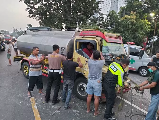 Sopir Truk Tangki Asal Sidoarjo Ini Terjepit Setelah Tabrak Tronton Di ...