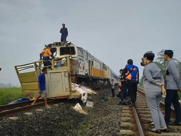 Disambar KA Turangga, Truk Gandeng Terseret Hingga 1 Kilometer - Radar ...