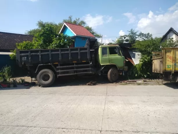 Dump Truk Hantam Warung Di Wates - Radar Kediri