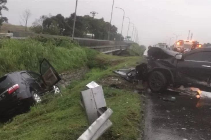 Kecelakaan Beruntun Di Tol Jagorawi, 3 Mobil Ringsek - Radar Kudus