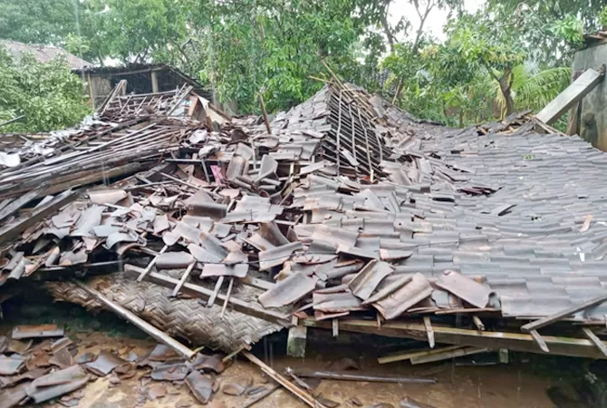 Enam Desa Di Pati Diterjang Angin Puting Beliung, Sejumlah Rumah Roboh ...