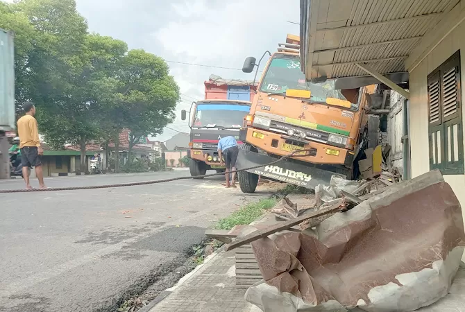 Ngeri, Truk Oleng Seruduk Rumah Warga Di Jalan Pantura Rembang, Begini ...