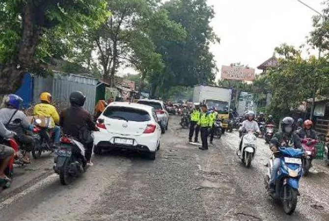 Hindari Lubang, Warga Brambang Grobogan Tewas Terlindas Truk Trailer ...