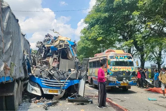 Kecelakaan Maut Bus Wiji Vs Truk Di Pasar Banggi Rembang, Begini ...