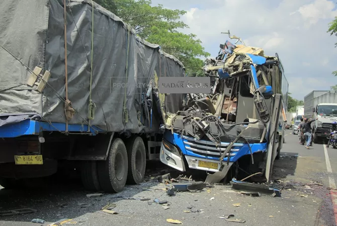 Empat Nyawa Melayang Dalam Kecelakaan Maut Bus Wiji Vs Truk Di Pasar ...