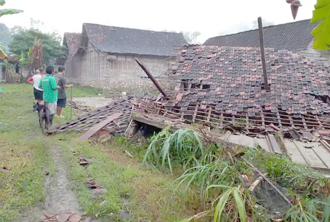 Diterjang Banjir Bandang, Dua Rumah Di Sidomulyo Blora Ambruk, Begini ...