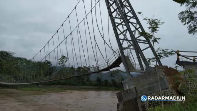 Konstruksi Fondasi Tergerus Abrasi, Jembatan Kali Atas Pacitan Nyaris ...