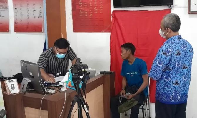 Dibekali Mesin Cetak E-KTP, 18 Kecamatan Di Ngawi Berwenang Layani ...