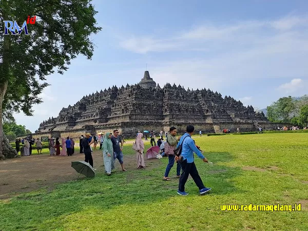 Pengunjung Antusias Naik Ke Monumen Candi Borobudur - Radar Magelang