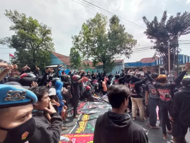 Ratusan Anggota Perguruan Silat Geruduk Mapolresta - Radar Mojokerto