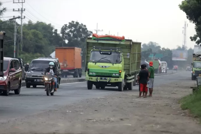 Hari Ini, Angkutan Barang Dilarang Beroperasi - Radar Mojokerto