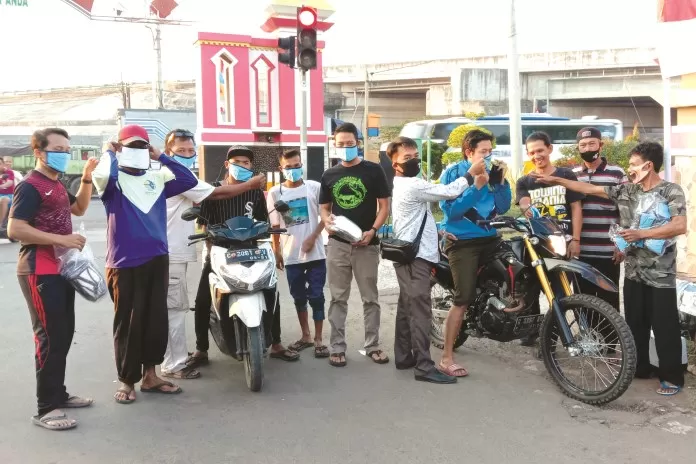 Bagi Masker Ke Pengunjung Cokro Kembang - Radar Semarang