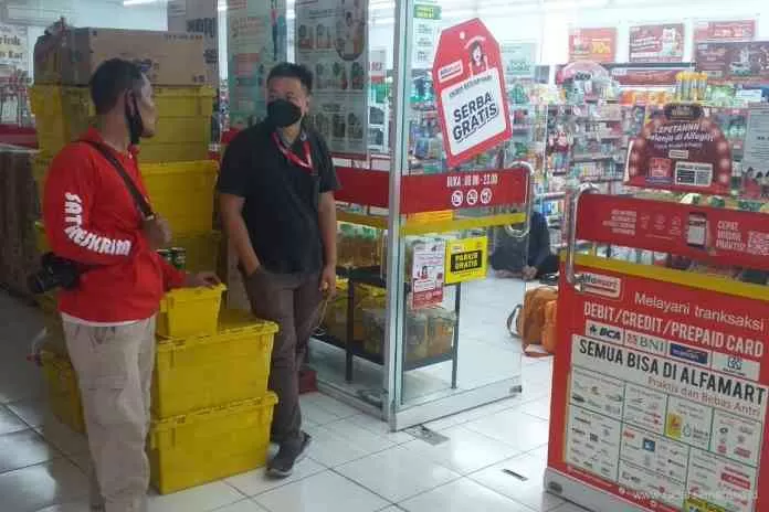 Jebol Plafon Minimarket, Gondol Rp 66 Juta - Radar Semarang