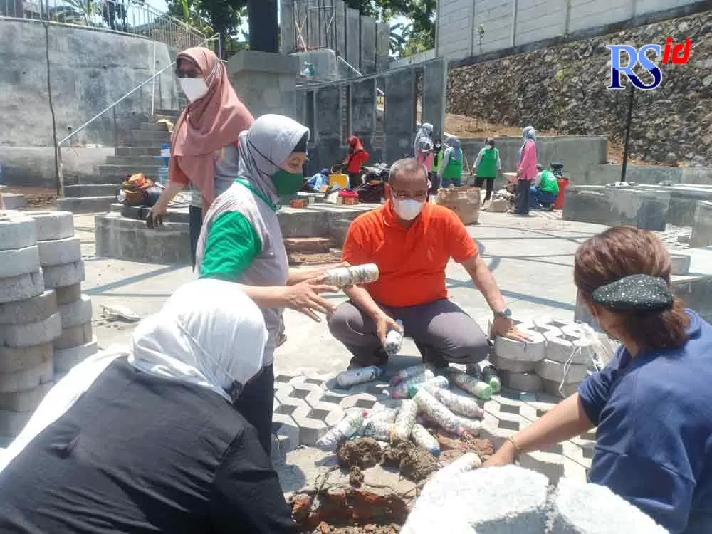 Dlh Semarang Sulap Sanpah Plastik Jadi Taman Ecobrick Radar Semarang 1204