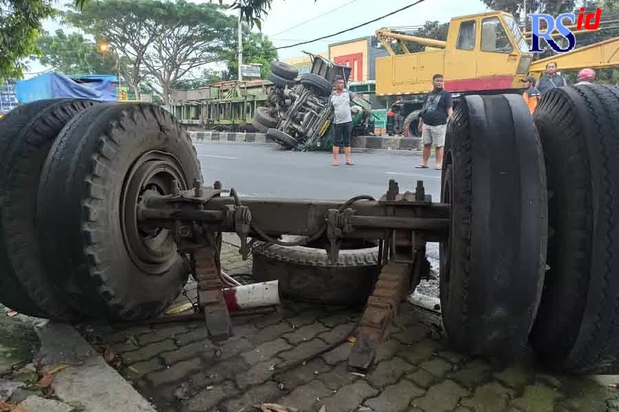 Rem Blong, Tronton Hajar Lima Mobil Dan Satu Motor Di Jalur Maut ...