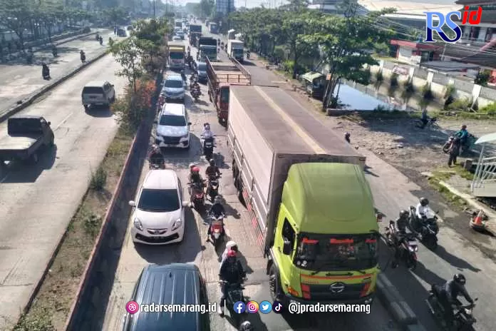 Banjir Rob, Jalan Kaligawe Raya Semarang Macet Parah - Radar Semarang