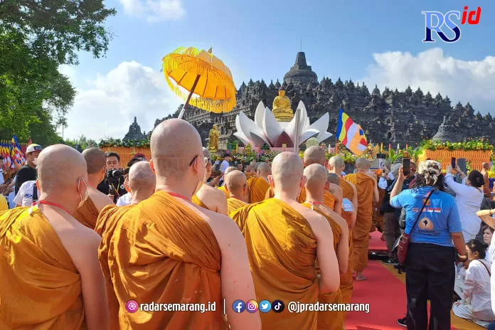 Jelang Detik-detik Waisak, Umat Buddha Jalani Kirab Dari Candi Mendut ...