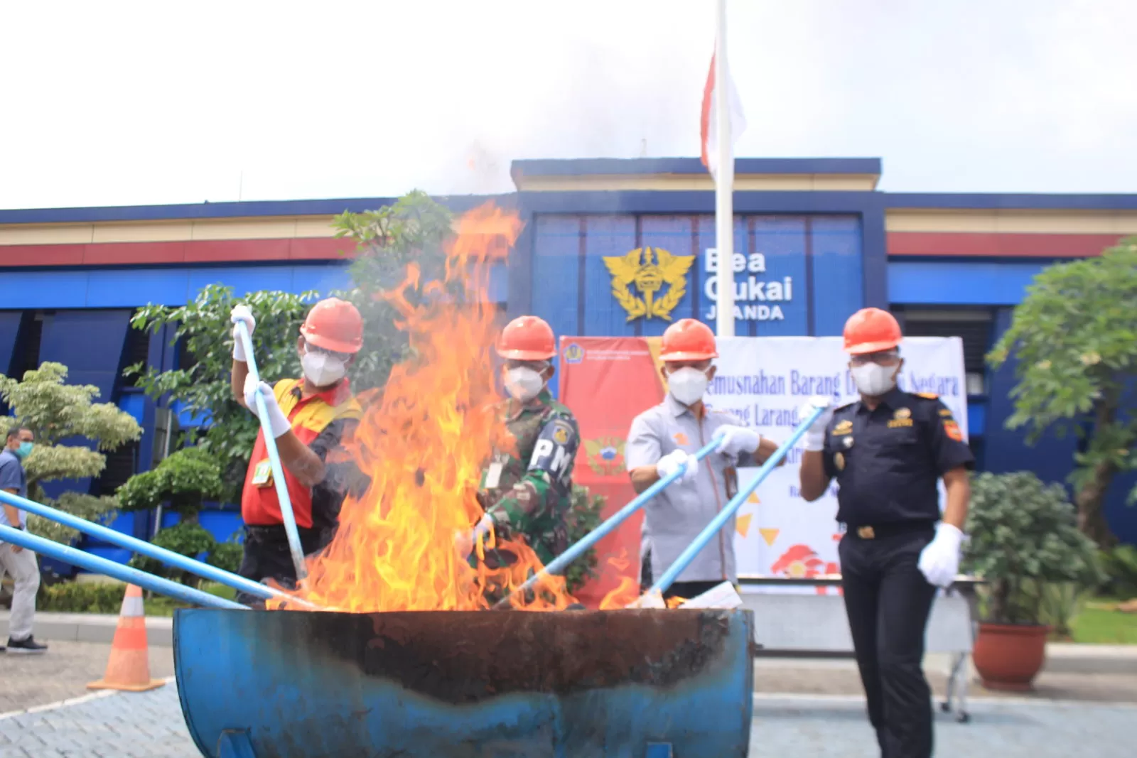 Bea Cukai Bakar 2 Juta Batang Rokok - Radar Sidoarjo