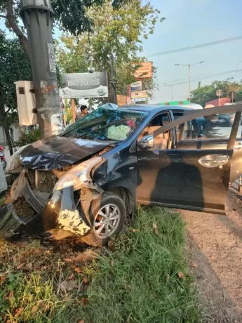 Lagi, Diduga Mengantuk, Avanza Tabrak Pohon Di Raya Trosobo Taman ...