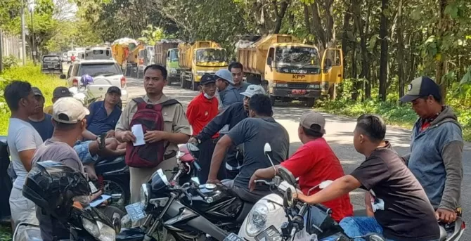 Lagi, TPA Sukosari Jumantono Diblokade Warga, Belasan Truk Sampah ...