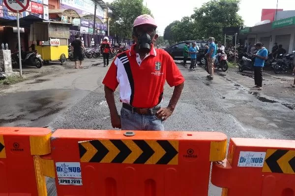 Warga Rungkut Menanggal Blokade Jalan Cegah Wabah Covid-19 - Radar Surabaya