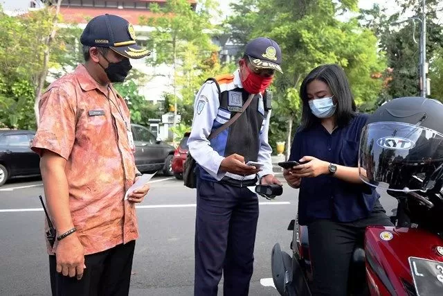 Bayar Parkir Makin Gampang Pakai Qris, Jukir Dibekali HP-Printer ...