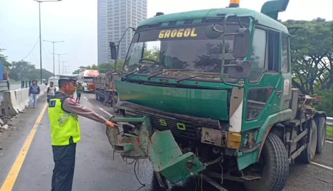 Tabrak Barrier, Truk Diseruduk Dua Truk Di Tol Satelit-Perak - Radar ...