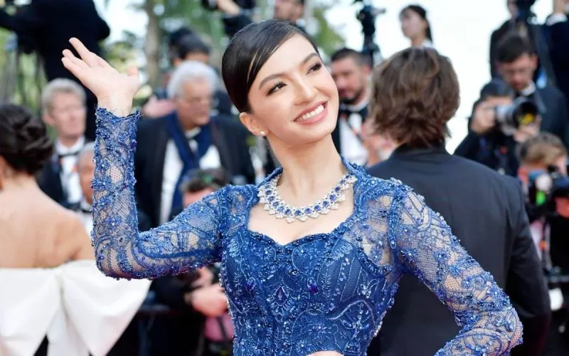 Raline Tampil Anggun Berkebaya Biru Di Cannes Film Festival 2023