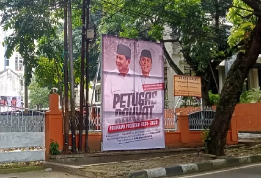 Pojok Lincak. Baliho Gerindra di Bandung, Petugas Rakyat Vs Petugas ...