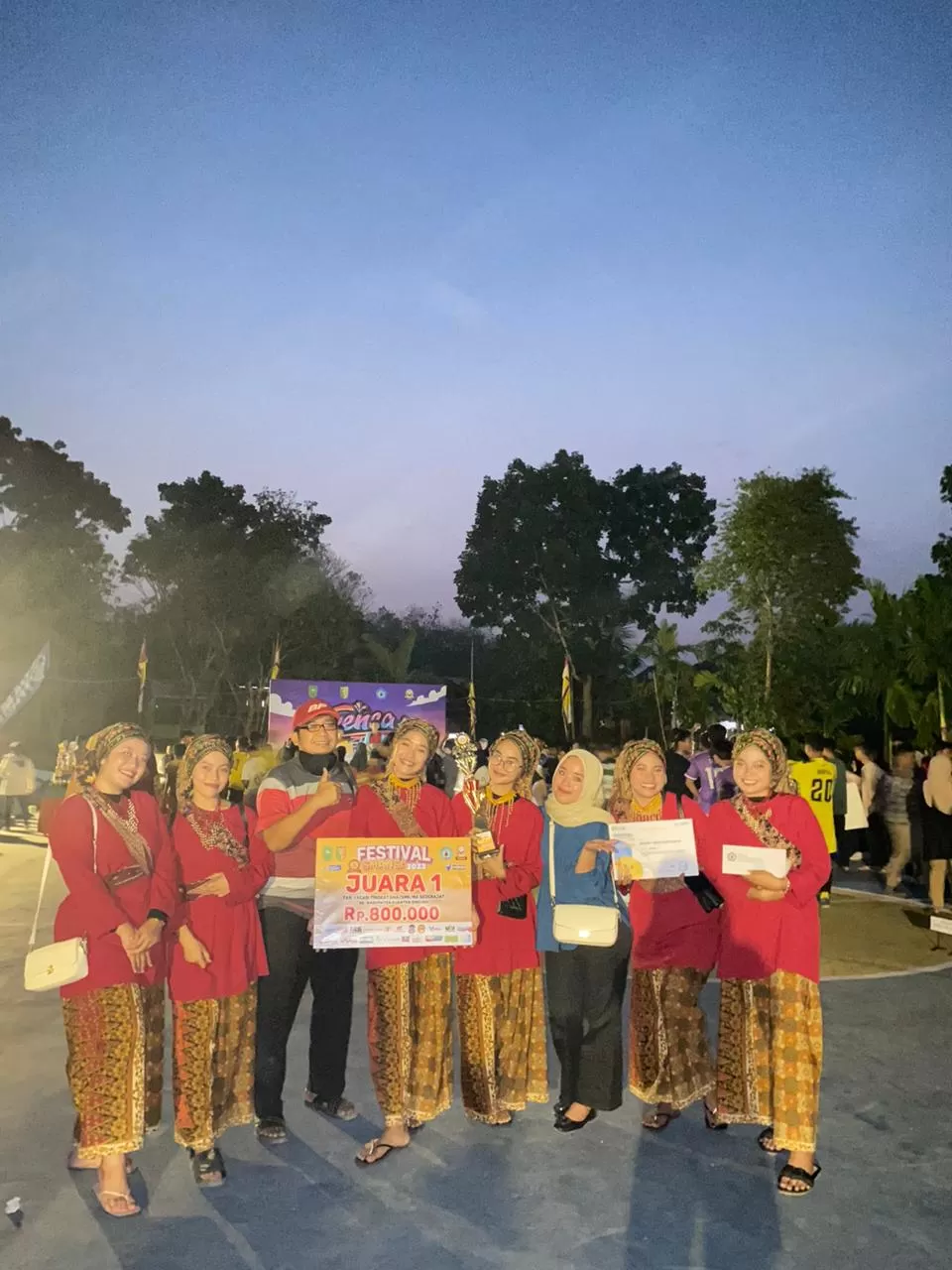 Tim tari SMAN 1 Sentajo Raya foto bersama usai meraih juara I dalam Festival SMAN 1 Teluk Kuantan (Fesma) 2023, di halaman SMAN 1 Teluk Kuantan, Sabtu (7/10/2023).