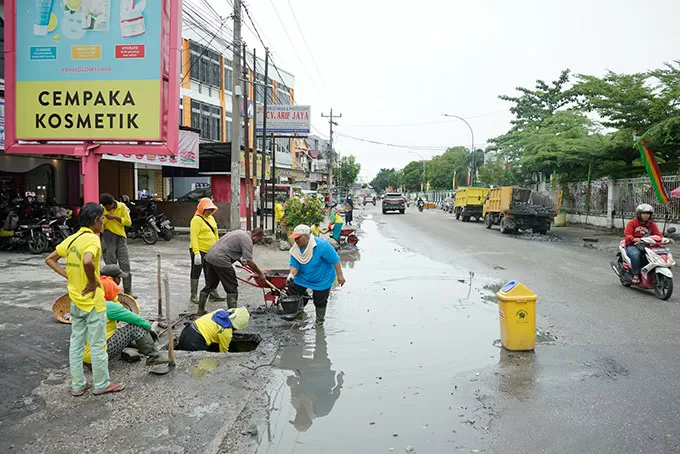 Drainase Jalan Ahmad Dahlan Belum Selesai Dikeruk - Riau Pos