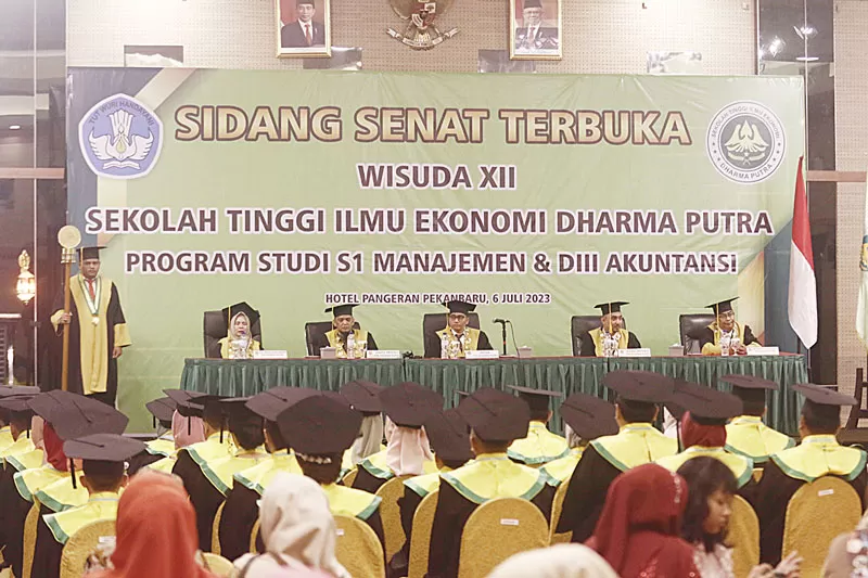 Adon Dan Katarina Pemuncak Wisuda STIE Dharma Putra Pekanbaru - Riau Pos