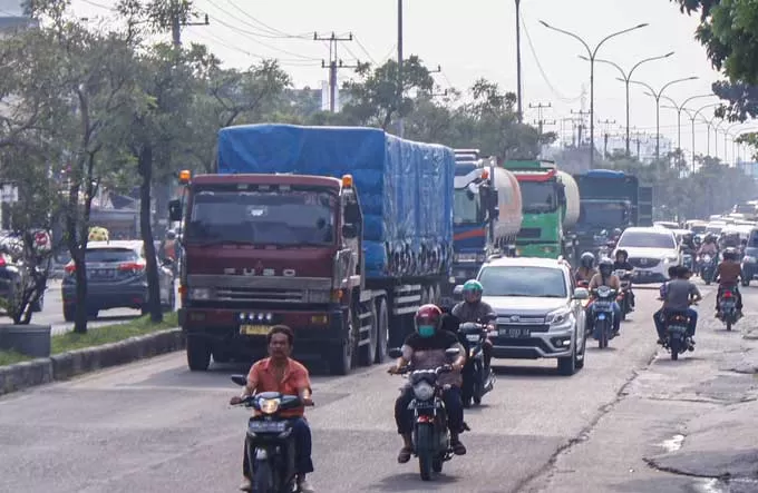 Dishub Akan Gelar Razia Gabungan Truk Tonase Besar Masuk Kota - Riau Pos