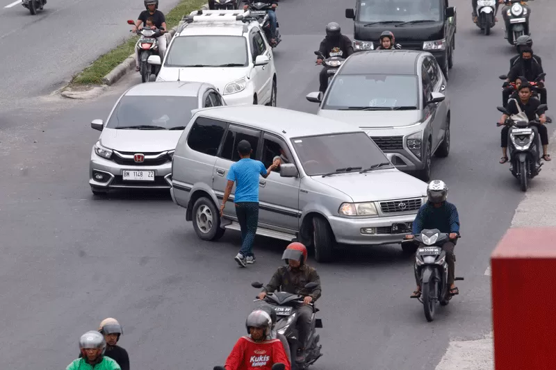 Dishub Amankan Pak Ogah Di Jalan Sudirman Riau Pos