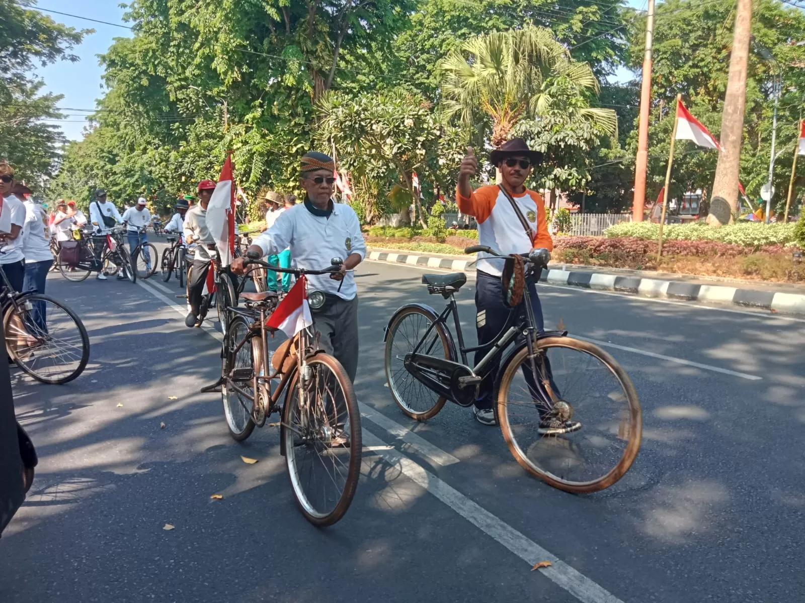 SEMANGAT: Anggota komunitas sepeda onthel berkumpul di Taman Bungkul minggu pagi. (FOTO: Azharul Hakim)