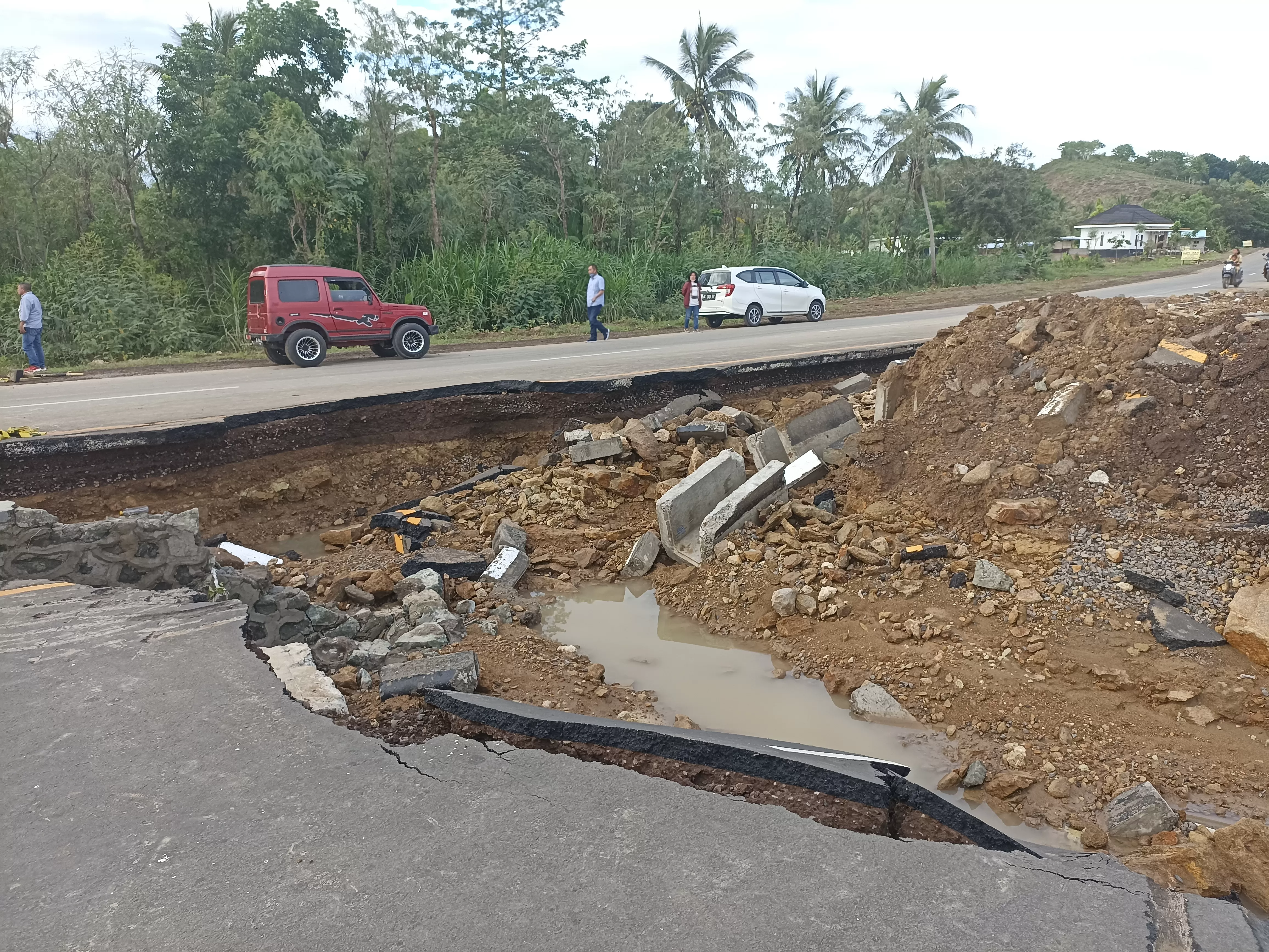 Foto : jalan yang rusak berada di jalan lengan arah pantai Awang, atau tepat di awal jalan Provinsi