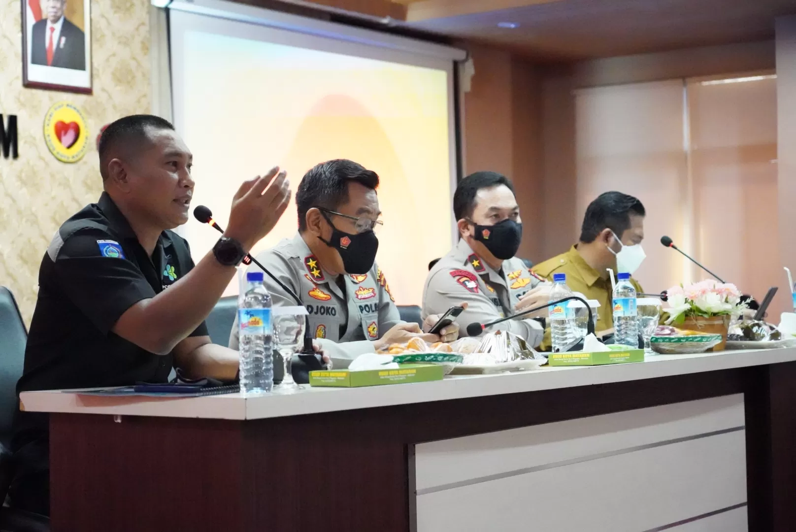 Foto : dr Jack mendampingi Kapolda NTB dan Wakapolda NTB dalam rapat koordinasi terkait percepatan laju vaksinasi covid-19 di Aula Utama RSUD Kota Mataram, Senin (24/1/2022) 
