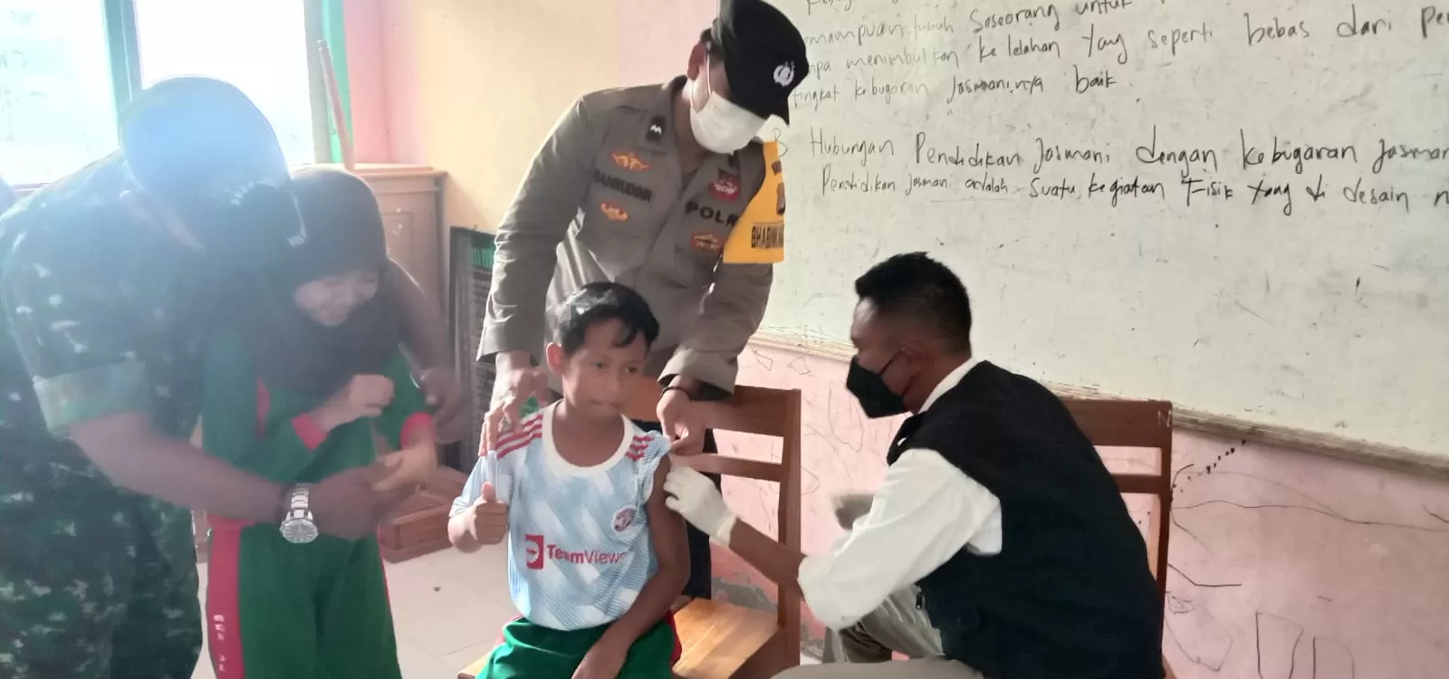 Foto : Pelaksanaan vaksinasi anak di Desa Pulau Maringkik