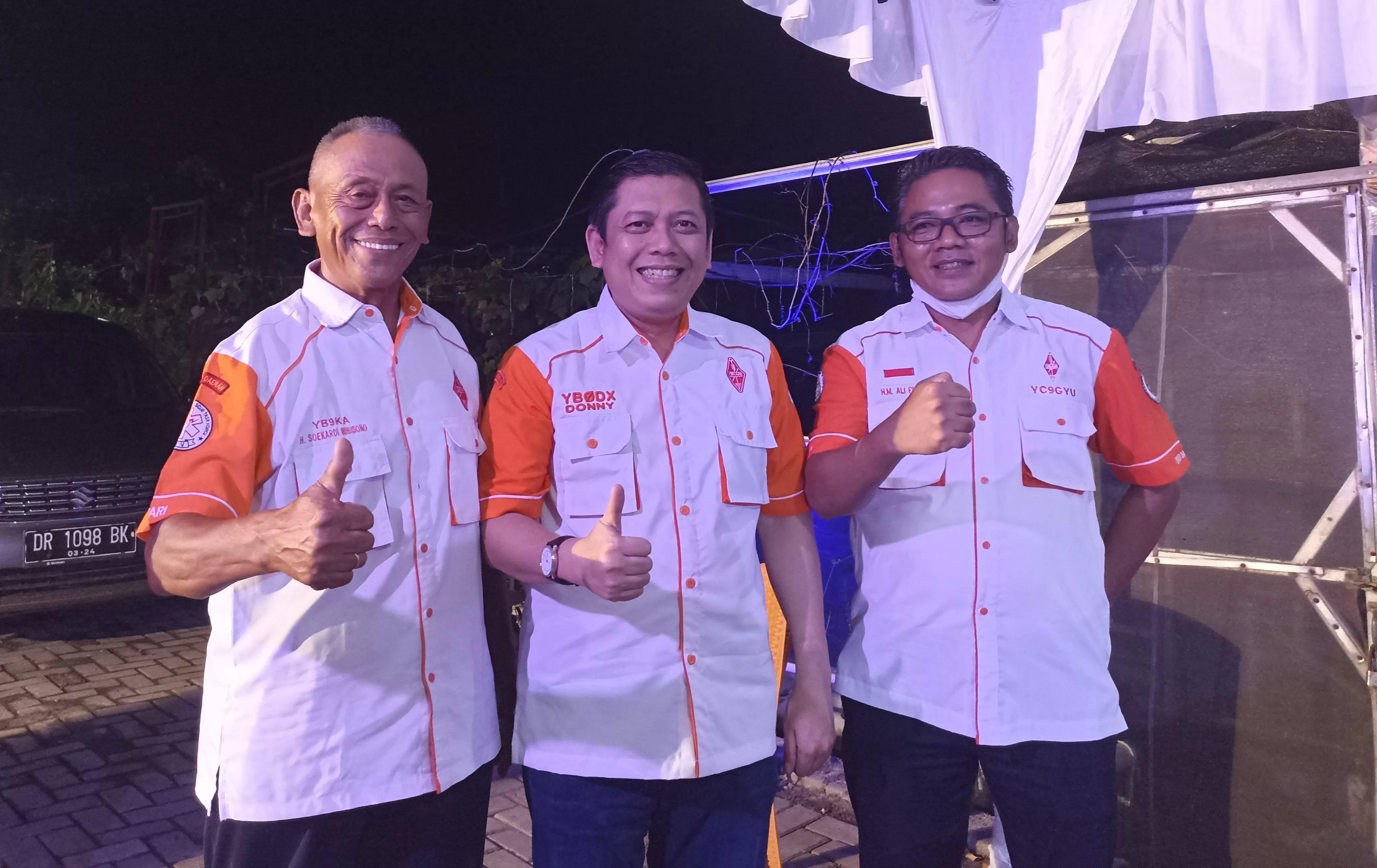 Foto : Ketua Umum Organisasi Amatir Radio Indonesia (ORARI)  Donny Imam Priambodo (YB0 DX) (tengah) bersilaturahmi dengan jajaran ORARI se wilayah NTB di Sekretariat ORDA NTB, di Kota Mataram, didampingi Ketua ORDA NTB, H Soekardi Wibisono (YB9 KA) (kiri) dan Ketua ORARI Lokal (ORLOK) Lombok Barat, HM Ali Fikri (YC9 GYU) (kanan). 