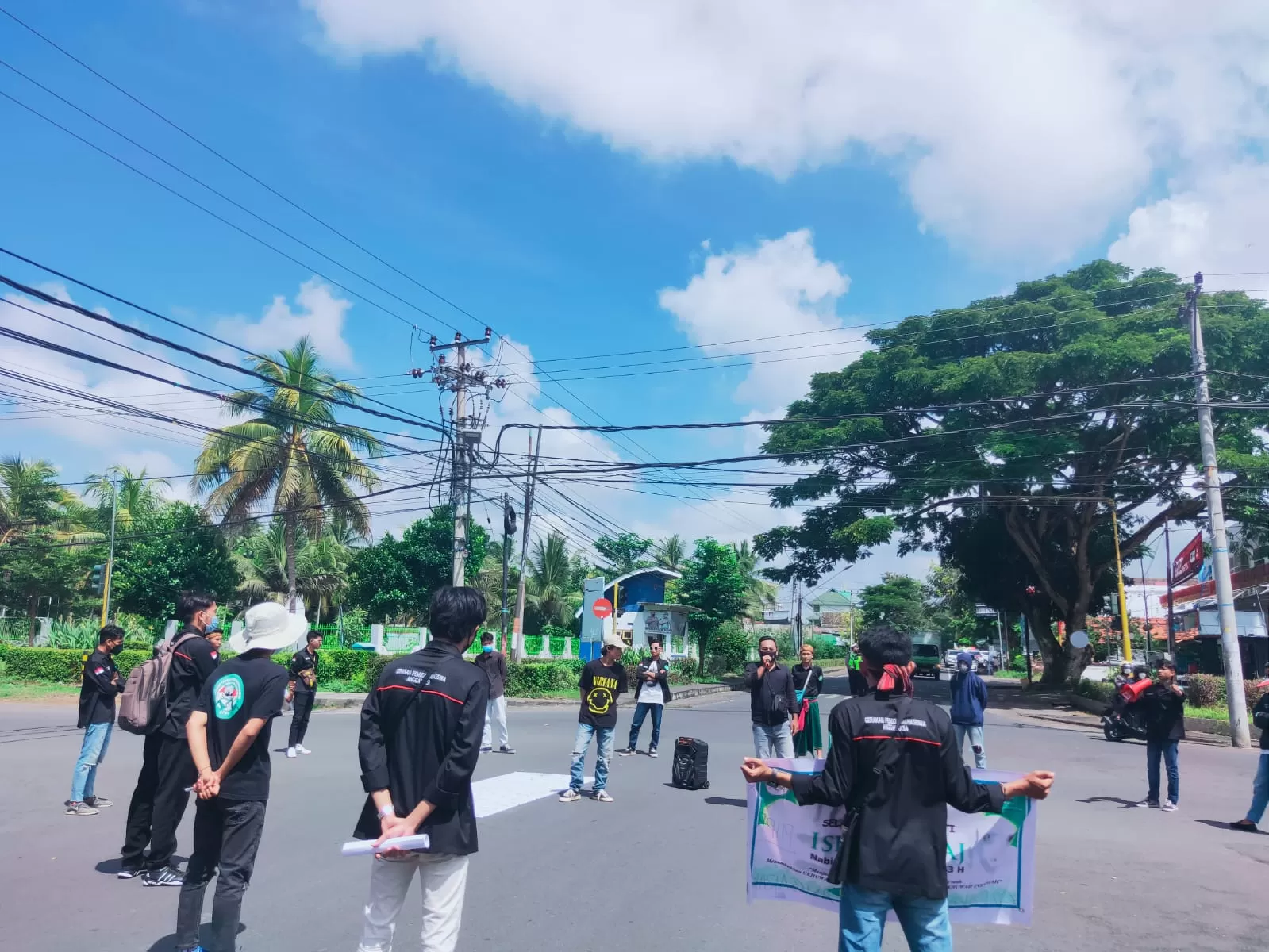 Foto : Gerakan Pemuda Anggaraksa (GPMA) menggelar aksi protes kepada Dinas Pekerjaan Umum dan Perumahan Rakyat (PUPR) Kabupaten Lombok Timur.