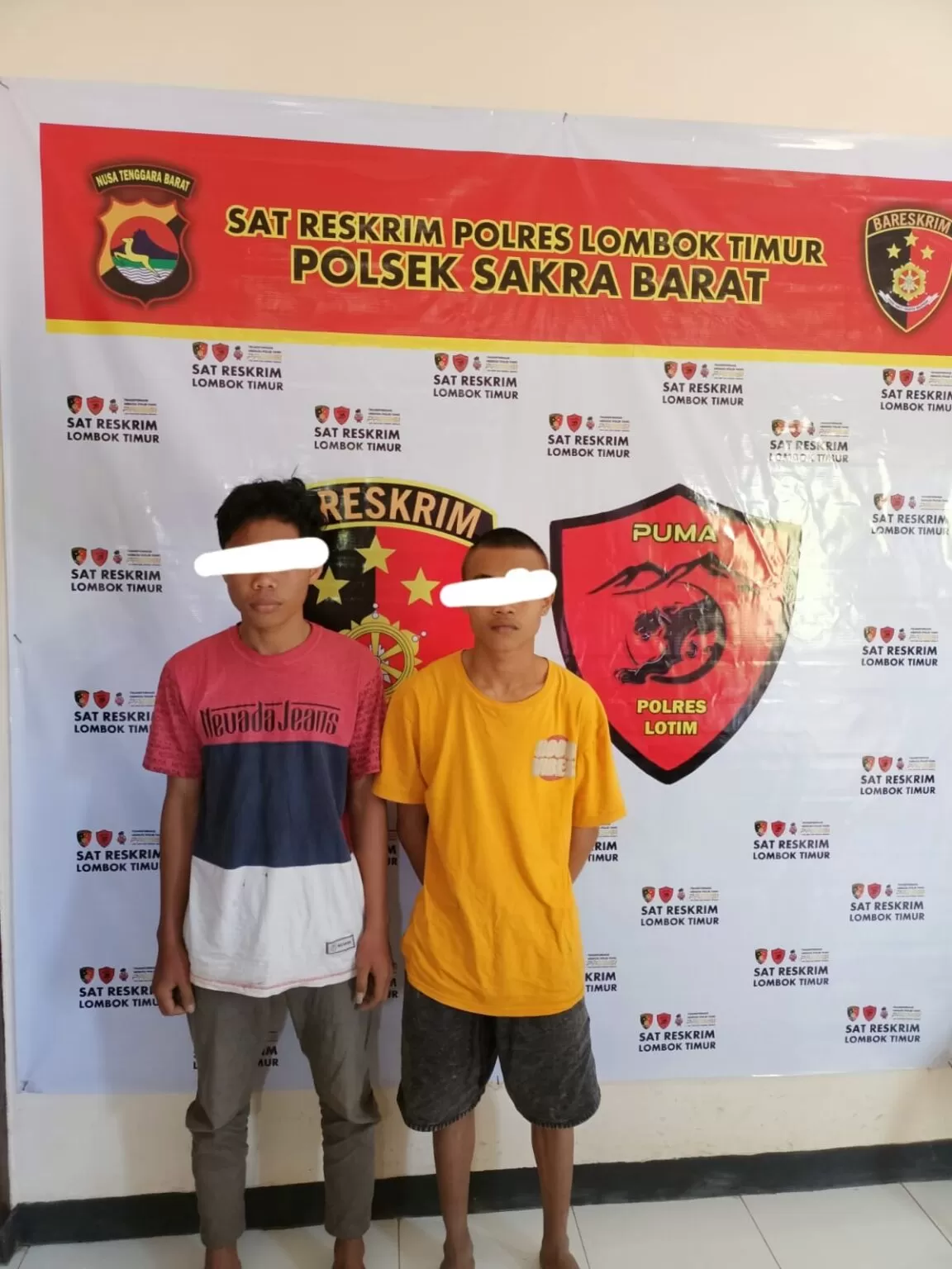 Foto : Dua pemuda warga Desa Paremas Kecamatan Jerowaru, Lombok Timur, berhasil diringkus polisi setelah tertangkap tangan mencuri tiga butir telur ayam dan sepatu futsal di asrama Ponpes Darul Furqon