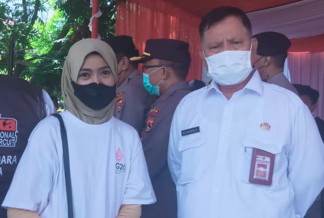 Foto Wartawan Seputar NTB, Citra Maulida (kiri) dan Bupati Lombok Timur, Sukiman Azmy