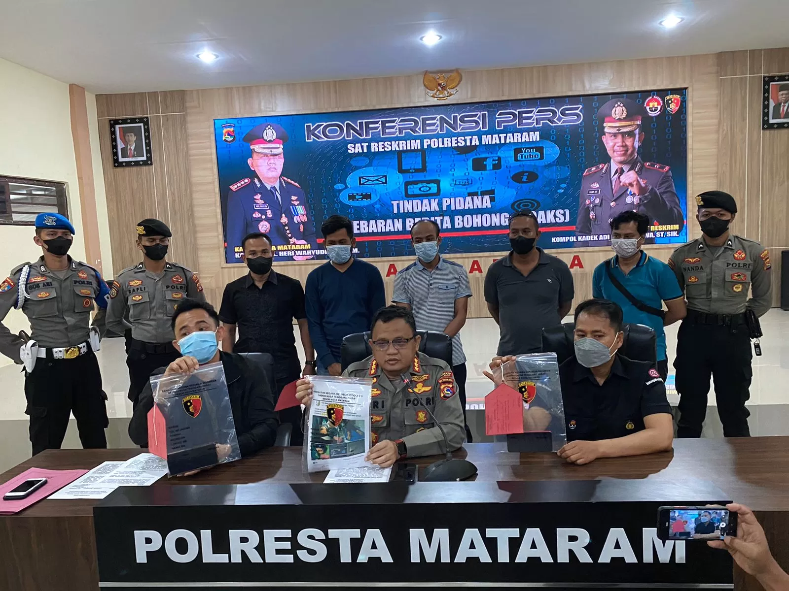 Foto : Polresta Mataram menggelar Konferensi pers Berita hoax korban pemanahan, dipimpin langsung Kapolresta Mataram Kombes Pol Heri Wahyudi SIK MM, Kamis (26/05) di Gedung Wira Graha Pratama Polresta Mataram.  