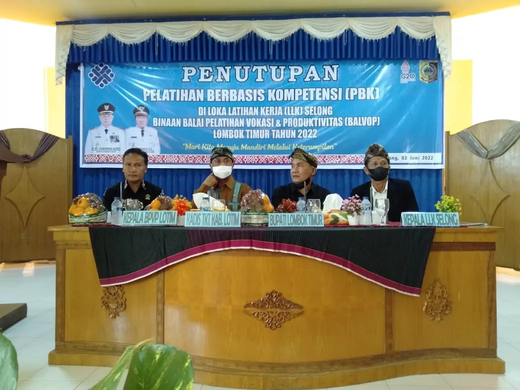 Foto : Penutupan Pelatihan Berbasis Kompetensi (BPK) di Lokal Latihan Kerja (LLK) Selong Binaan Balai Pelatihan Vokasi & Produktivitas (BALVOP) Lombok Timur (Lotim) Tahun 2022 bertempat di Aula LLK Selong. Kamis, (2/6/2022)   