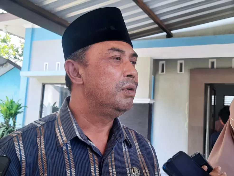 Foto : Kepala Dinas Ketenagakerjaan dan Transmigrasi (Disnakertrans) Kabupaten Lombok Timur, H Supardi saat dimintai keterangan  