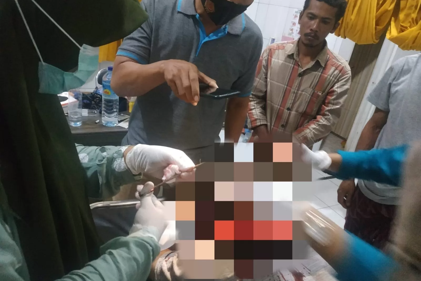 Foto : Korban inisial J alias AB (37) warga Desa Semoyang, Kecamatan Praya Timur ditebas mantan suami pacarnya, sedang dalam penanganan tim medis   